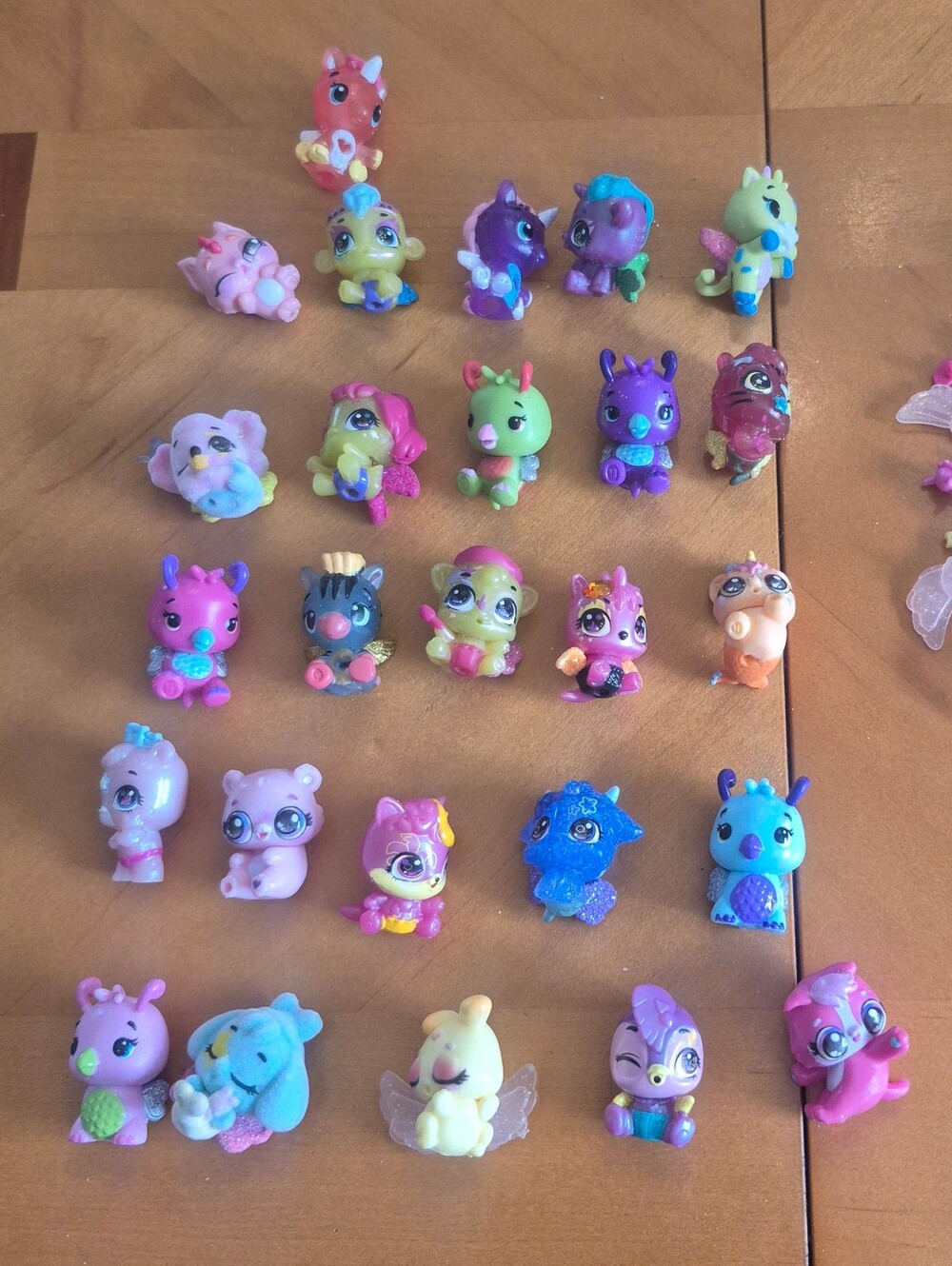 Hatchimals Colleggtibles Lot 26 Mini Figures Glitter Wings Flocked Accessories